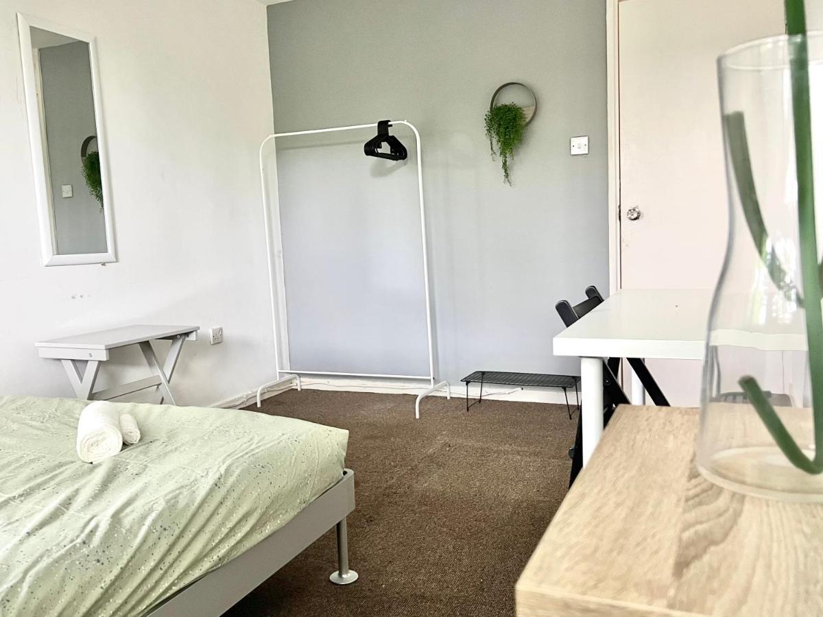 Private Bedrooms In A Flat! Home Away From Home! Shared Bathroom London Luaran gambar